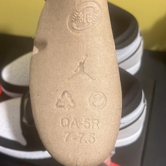 BRAND NEW MENS RETRO JORDAN 1s SIZE 7Y NWT - Picture 7 of 12